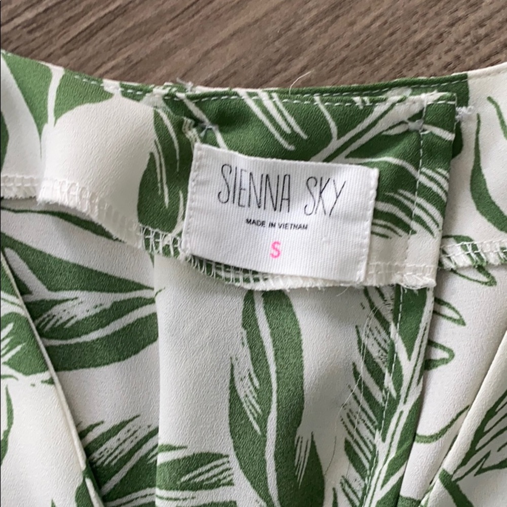 NWOT Sienna Sky Button detail dress! Sz S - Picture 3 of 5